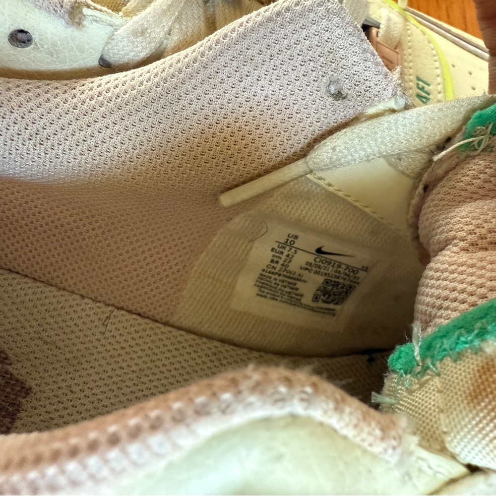 Nike Sneakers in Pastel Pink and Blue - Picture 4 of 4